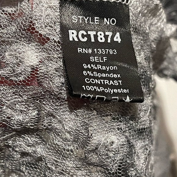 Pol gray v-neck lacy short sleeve top. Size Small - Picture 5 of 5